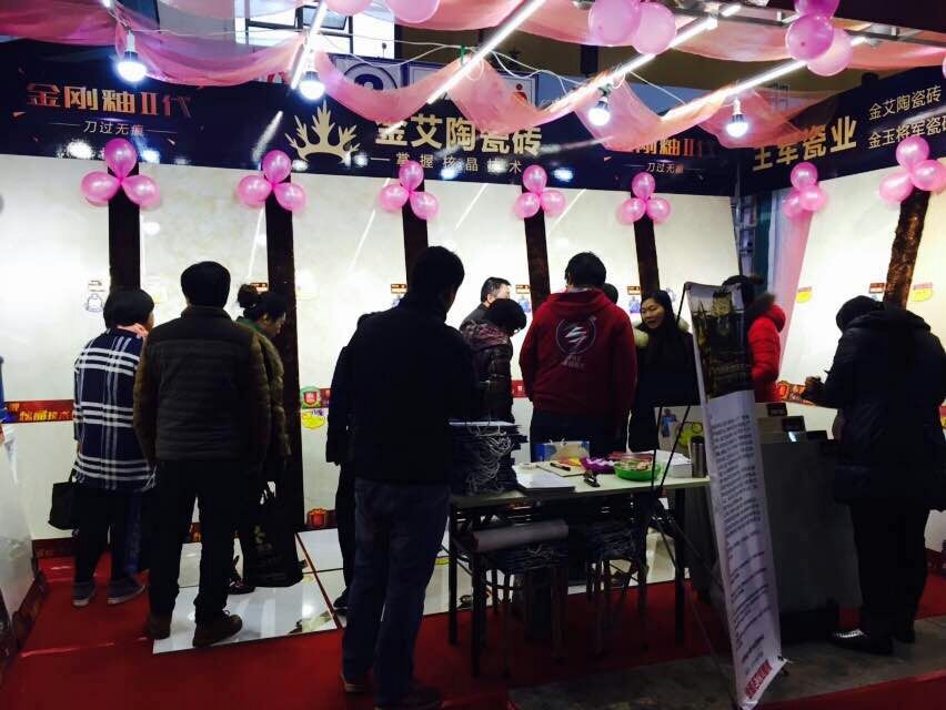 秋葵APP下载陶展位吸引众多顾客咨询