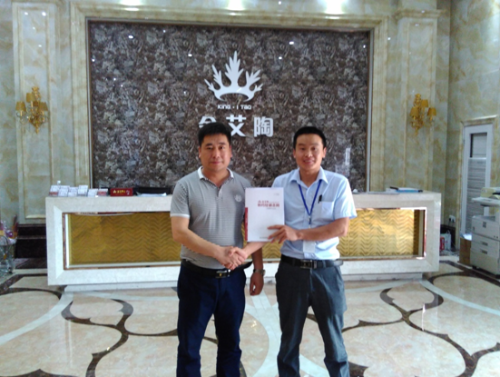 河南濮阳秋葵APP下载陶瓷砖总代理杨总和秋葵APP下载陶濮阳销区经理合影